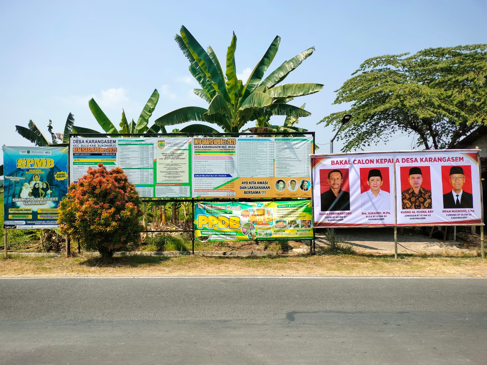 Pemasangan Gambar Bakal Calon Kades Karangasem Terpantau Tertib